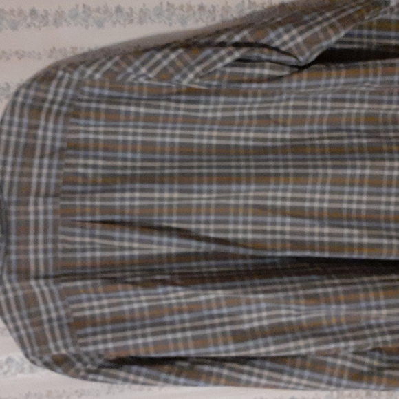 Button-down casual shirt - Picture 3 of 3